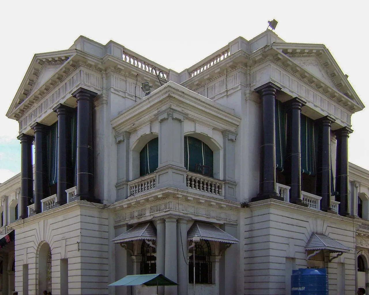 Fort St. George, Chennai (Wikimedia Commons)—historic seat of Tamil Nadu administration; general sense of state government power in Chennai, not the 18 May party meeting, Tiruchendur rally, or chief minister’s oath stage named in the copy.