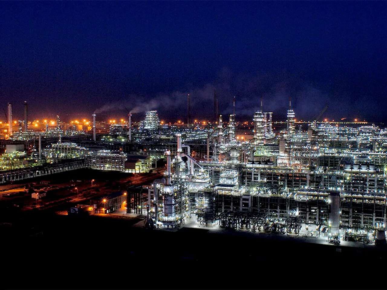 Jamnagar refinery complex, Gujarat, India (Wikimedia Commons)—illustrates large-scale Indian refining capacity central to the import-and-storage story; not a live May 2026 tank-gauge read, ministry chart, or Hormuz AIS plot.