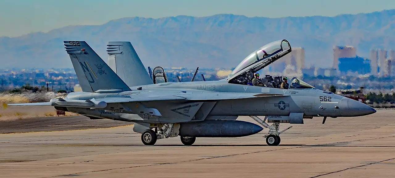 EA-18G Growler from Electronic Attack Squadron 129 (Vikings) at Aviation Nation 2022, Nellis Air Force Base, Nevada (Wikimedia Commons photograph by Tomás Del Coro, CC BY-SA 4.0)—same squadron class as the Mountain Home air-show collision; not the May 2026 Gunfighter Skies impact frame, wreckage, or four parachutes described in witness video.